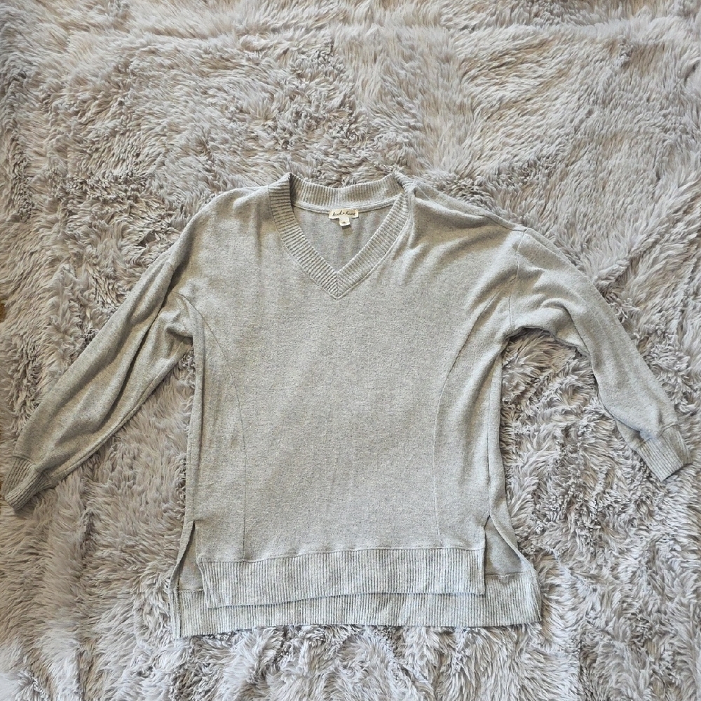 Derek Heart Light Gray V-Neck Sweater